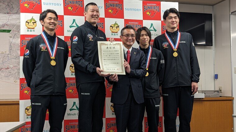 バレー】サントリーサンバーズ Vリーグ優勝報告 勇退表明の山村 バレー】サントリーサンバーズ Vリーグ優勝報告 勇退表明の山村