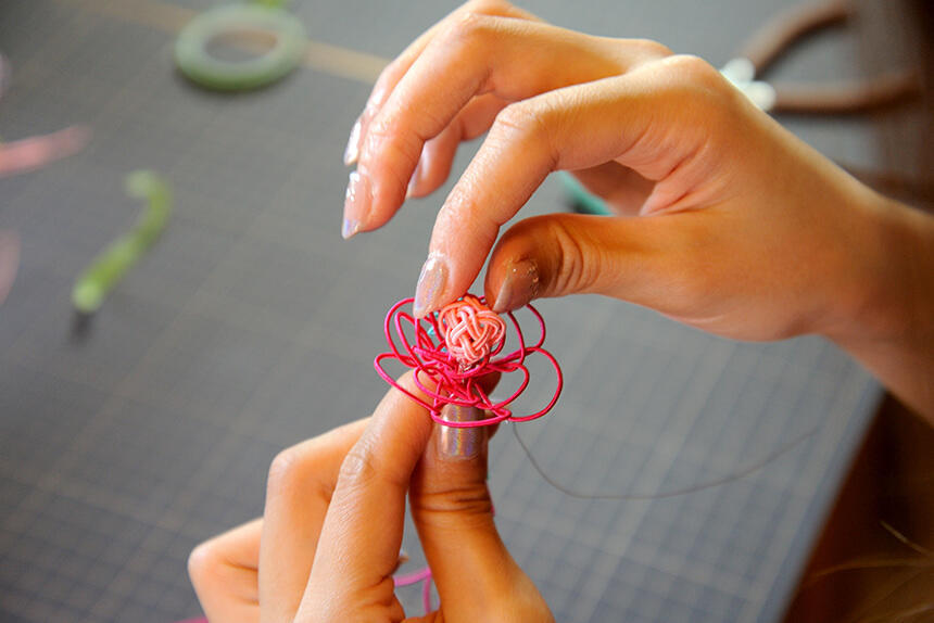 水引細工の花カード体験の様子