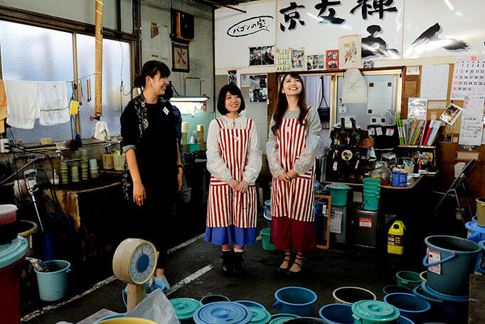 染め工場を見学