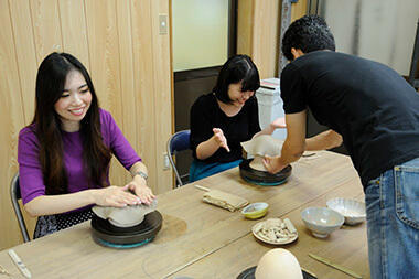 土をならし、型にかぶせていく