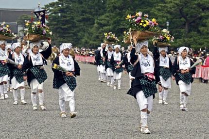 令和元年、時代祭に思いを馳せる③時代風俗行列の最後を飾る「白川女献花列」