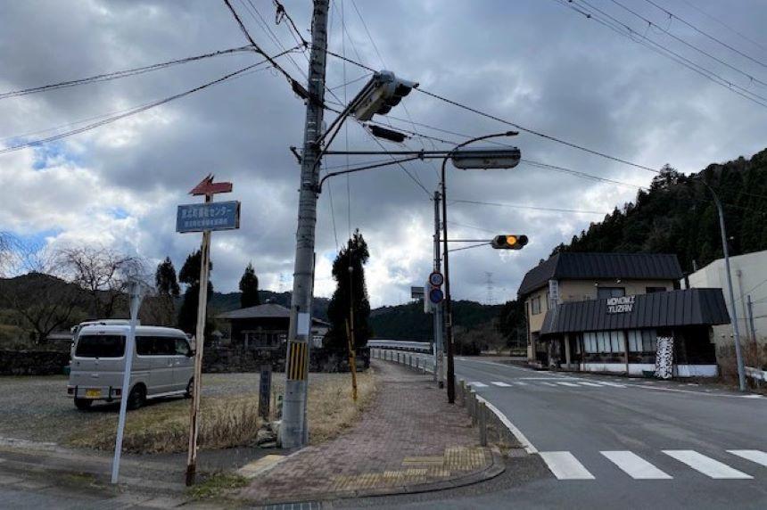 雪がない周山交差点.jpg