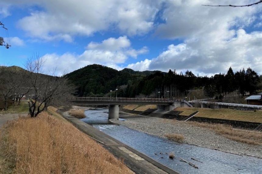 雪がない周山大橋.jpg