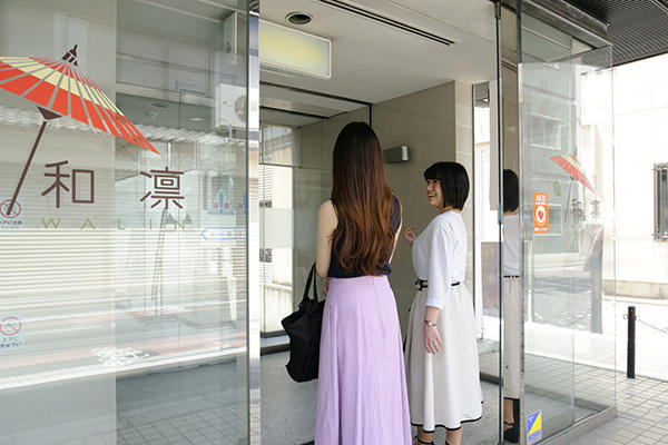 和凛外観(人入り).jpg