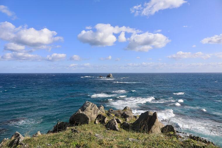 は 海 を て ボート 手 漕ぎ こえ