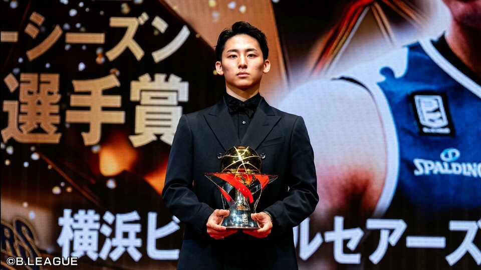 【Bリーグ】シーズンMVPの横浜BC・河村勇輝「これからの日本のバスケット界を盛り上げていく使命をいただいた」　計6つの賞に輝く
