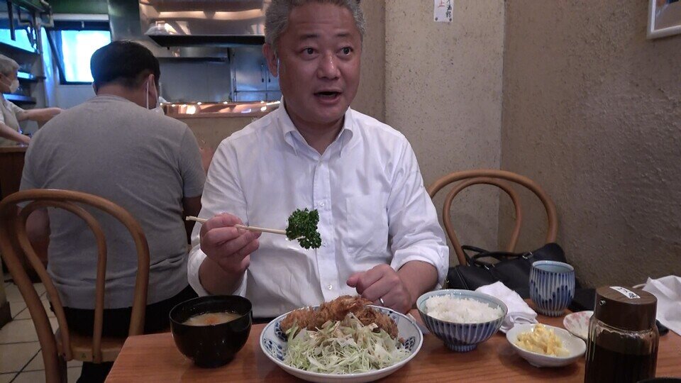 とんかつ食べる馬場さん.jpg