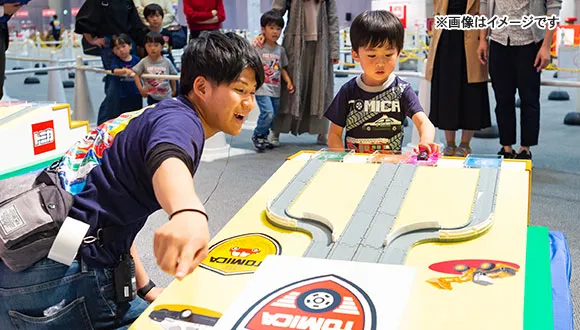 トミカあみだゲームで遊んでいる様子