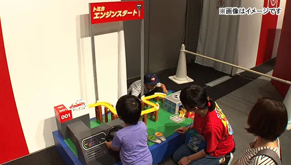 トミカエンジンスタートで遊んでいる様子